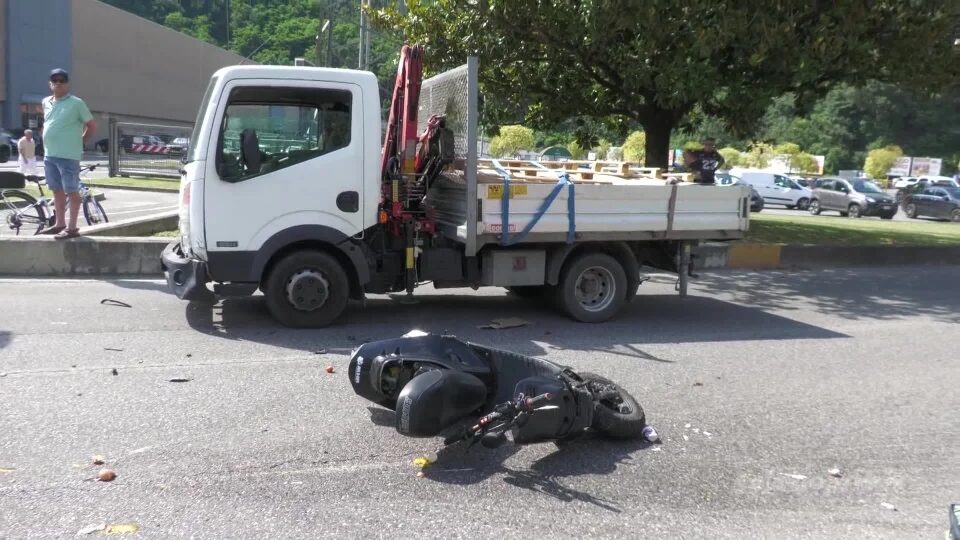 Altri incidenti stradali: a Forno Allione auto ribaltata; a Darfo feriti due ragazzi in motorino