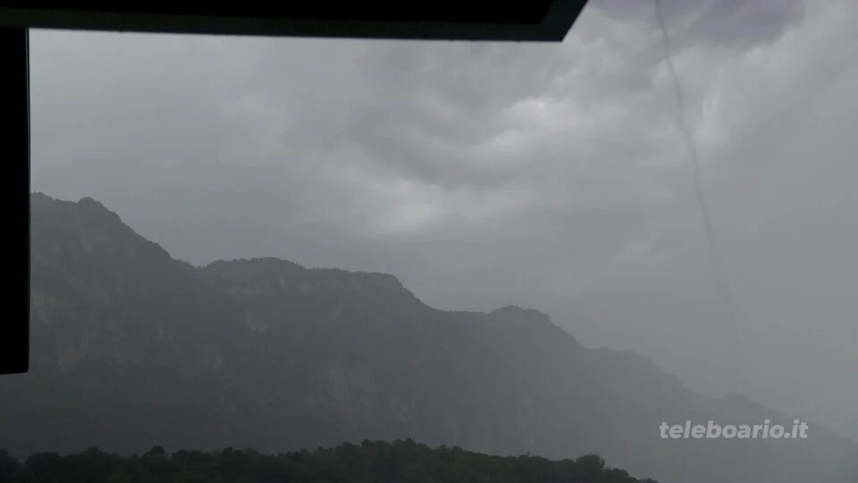 Cade un fulmine, distrutto un cascinale