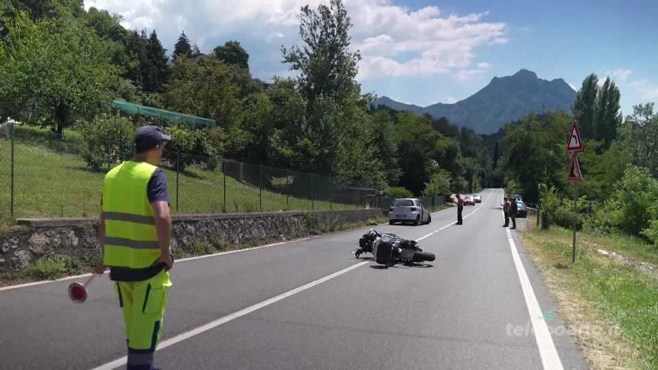 Lovere: centauro ferito dopo lo scontro con un’auto