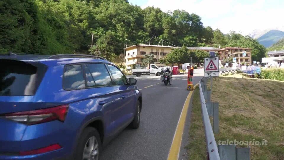 Movieri al posto del semaforo, ma le code si spostano a valle