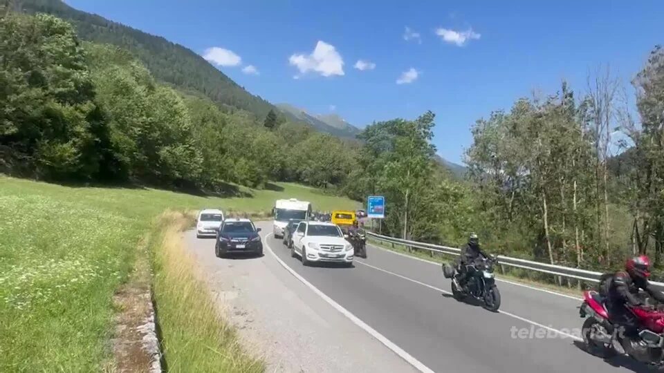 Motociclista finisce fuori strada, portato in ospedale con l’eliambulanza
