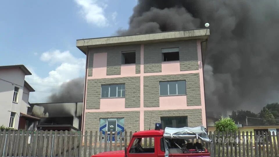 Incendio nel deposito di un’industria tessile: rischi per la salute