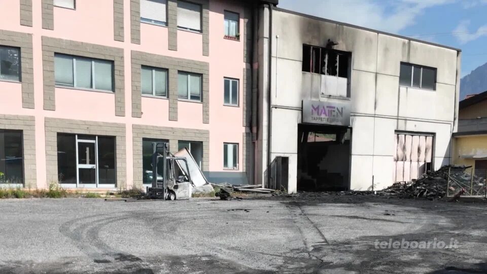 Incendio Mat.en: al lavoro per smassare il materiale. Aziende vicine costrette a fermarsi