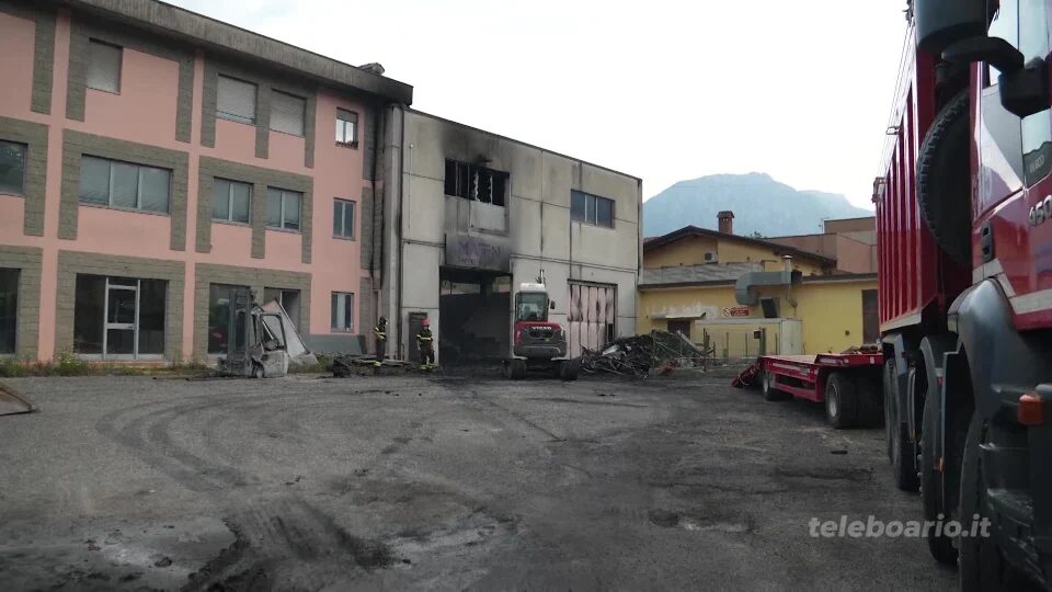 Dopo l’incendio scarseggia l’acqua. Il sindaco invita a non sprecarla