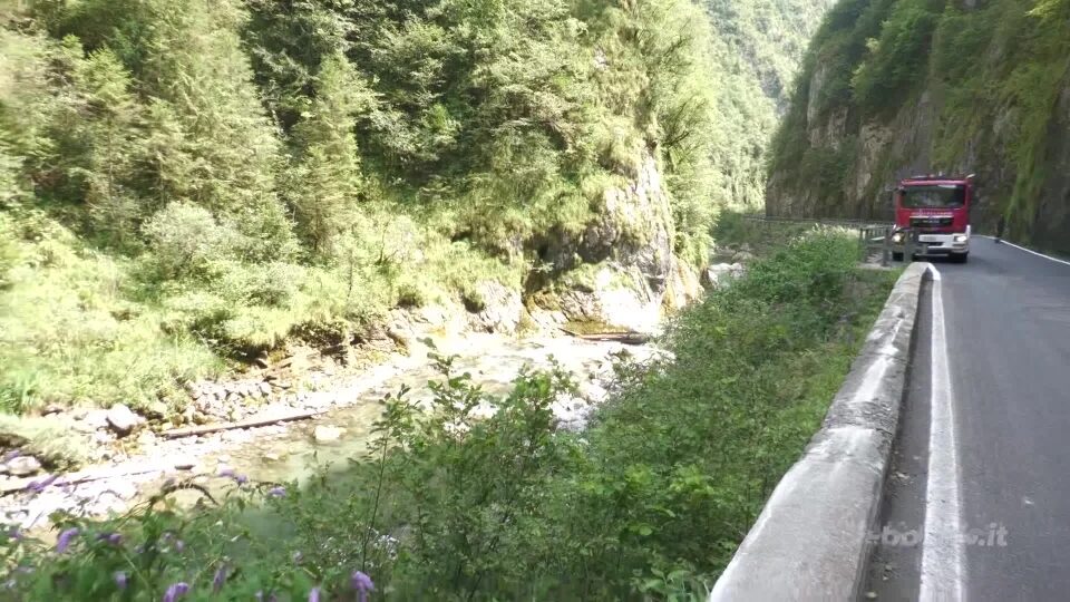 Angolo: auto sbanda ed esce di strada sulla Via Mala