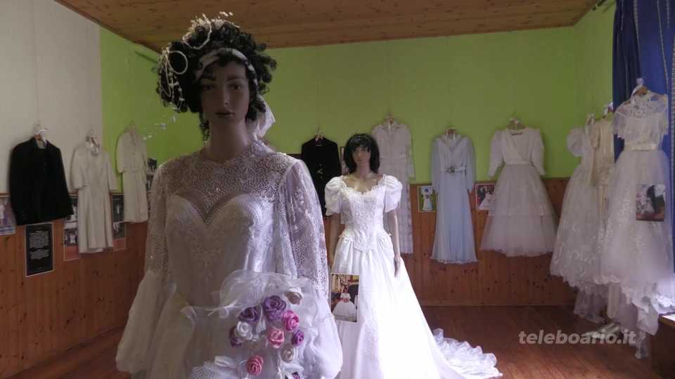 Gli abiti da sposa che raccontano la storia, una mostra lunga 100 anni