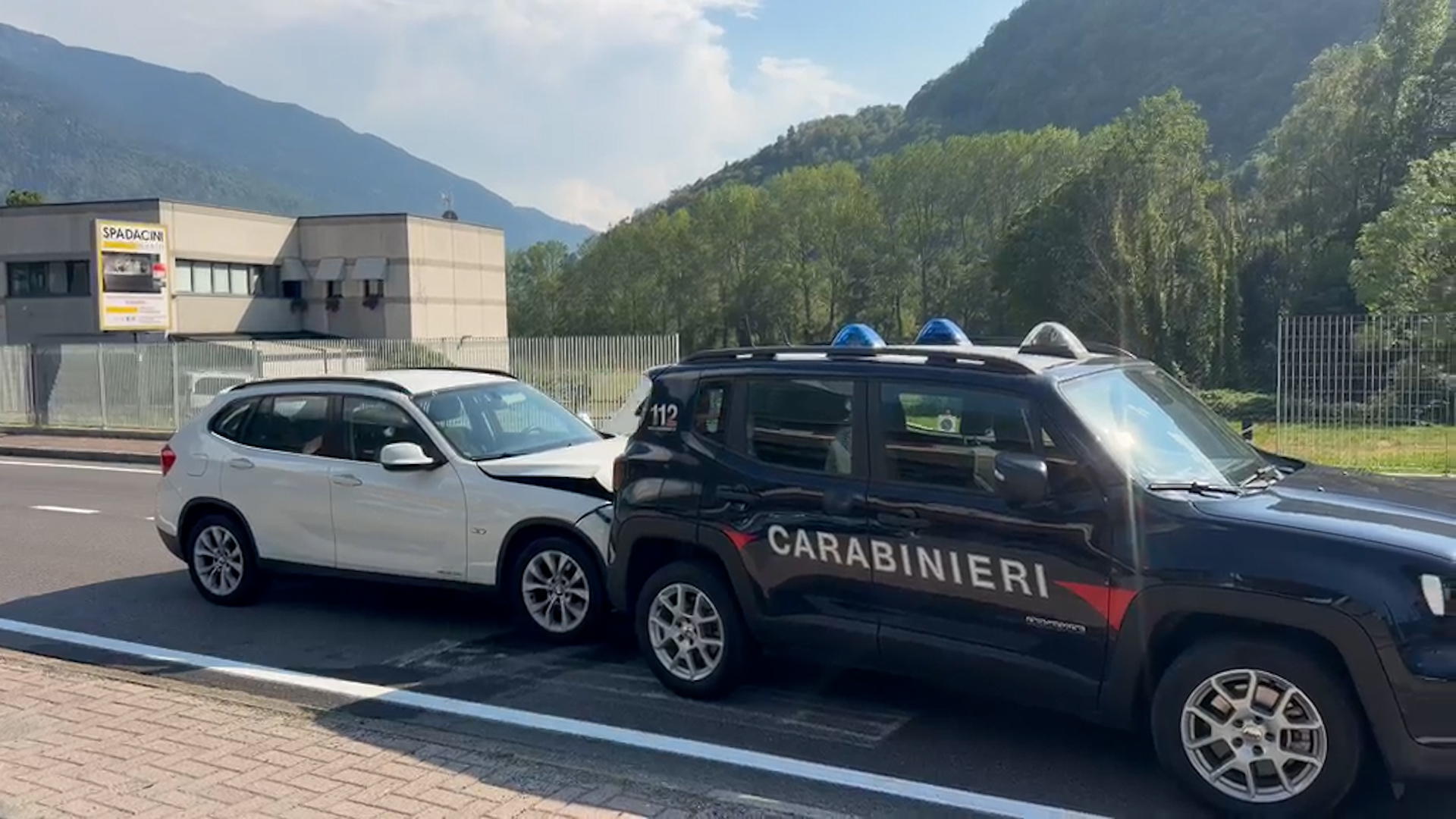 Tamponata una vettura di servizio dei carabinieri di Cedegolo