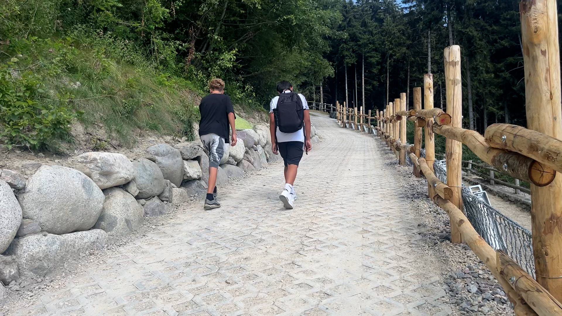 Lago di Lova, domani riapre la strada (ma solo per pedoni, bici e chi ha proprietà)