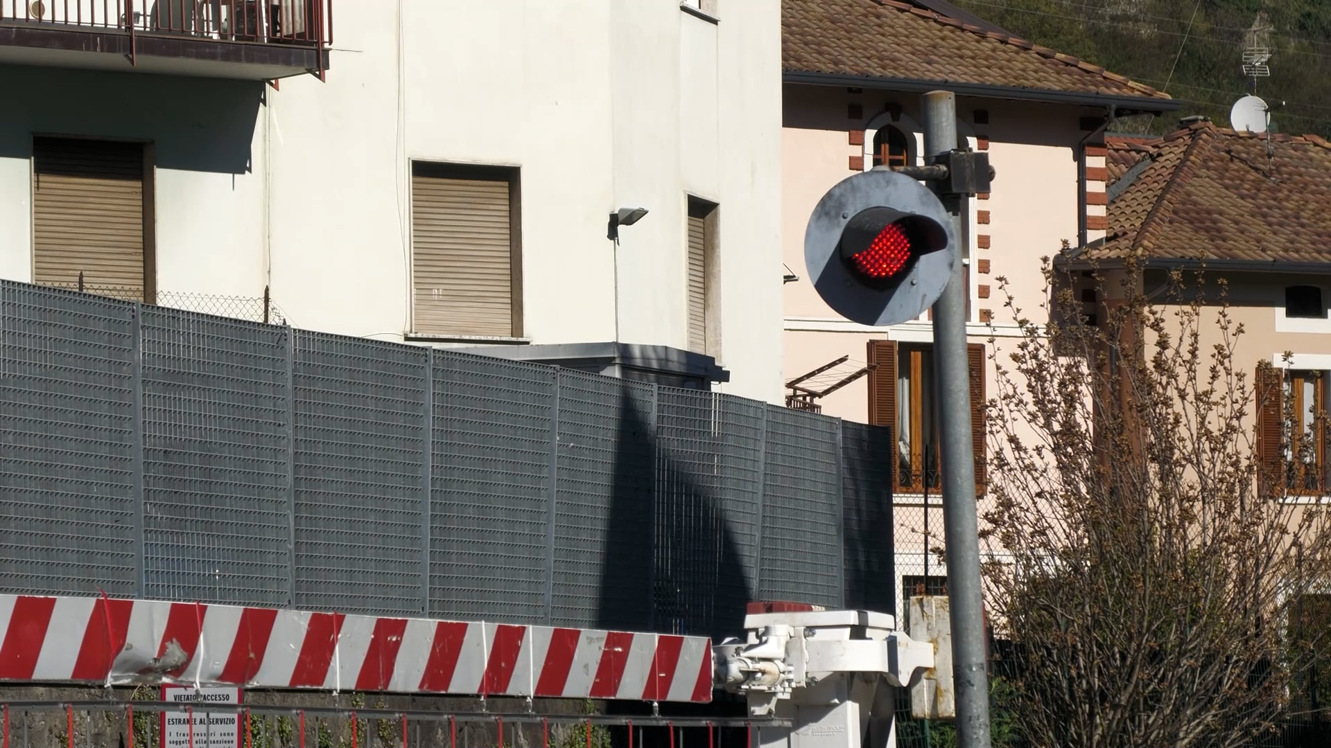 Passaggi a livello, la regione rallenta