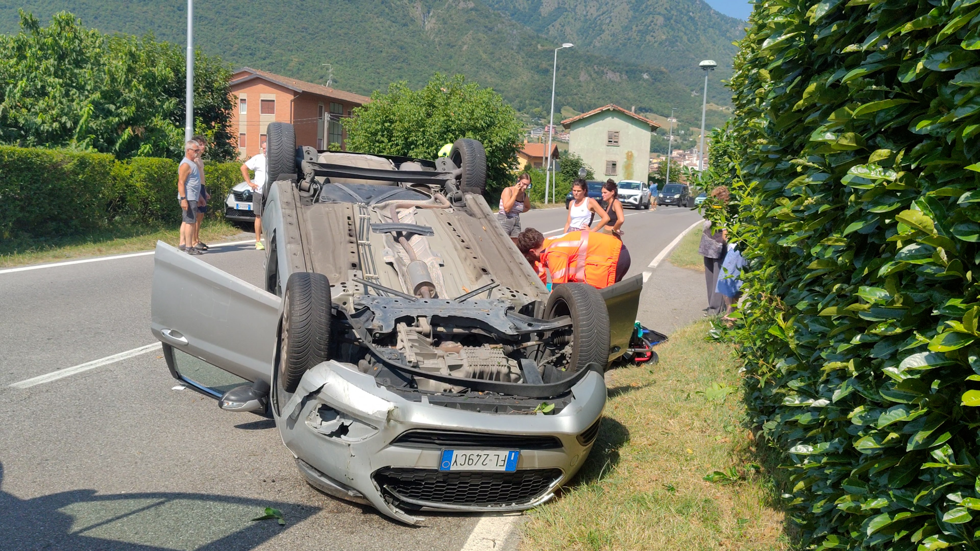 Auto ribaltata, paura per una giovane a Sovere