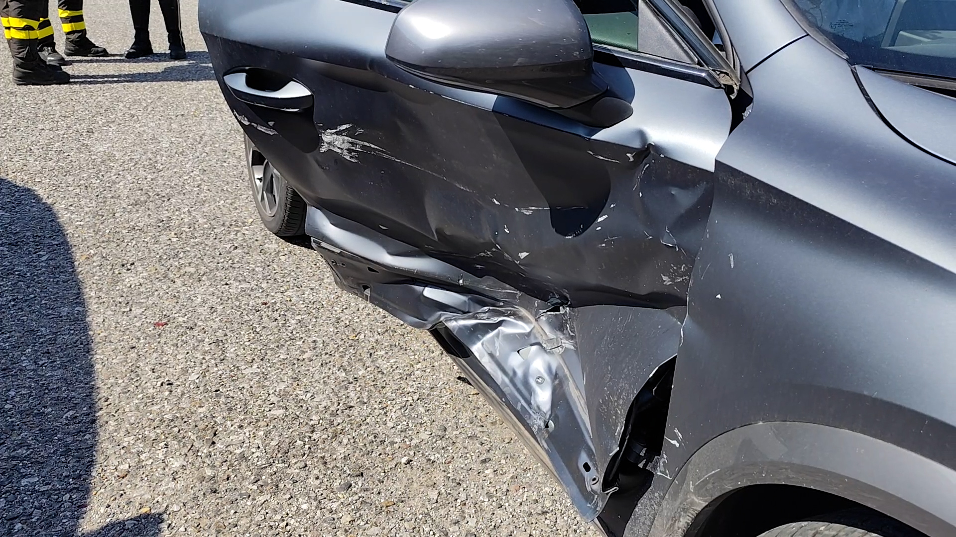 Incidente nel parcheggio, doppio scontro fra due auto: ferita una donna di 45 anni