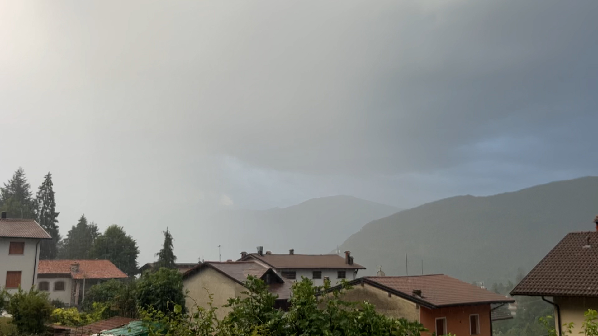 Forte temporale spazza via l’afa. 11 scout recuperati dagli elicotteri