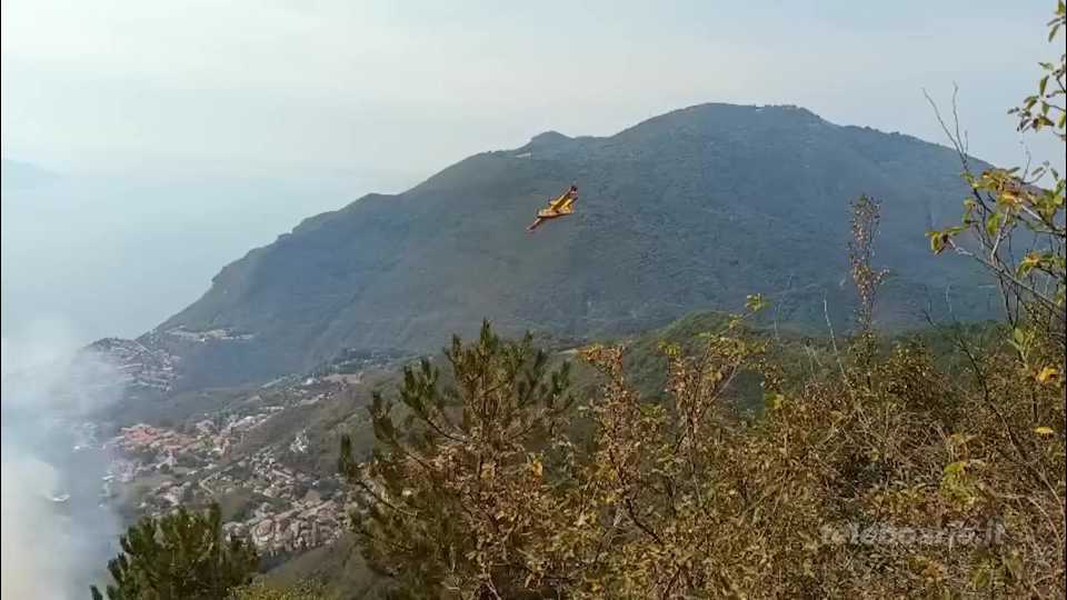 Incendio a Tignale: anche 20 volontari camuni combattono le fiamme