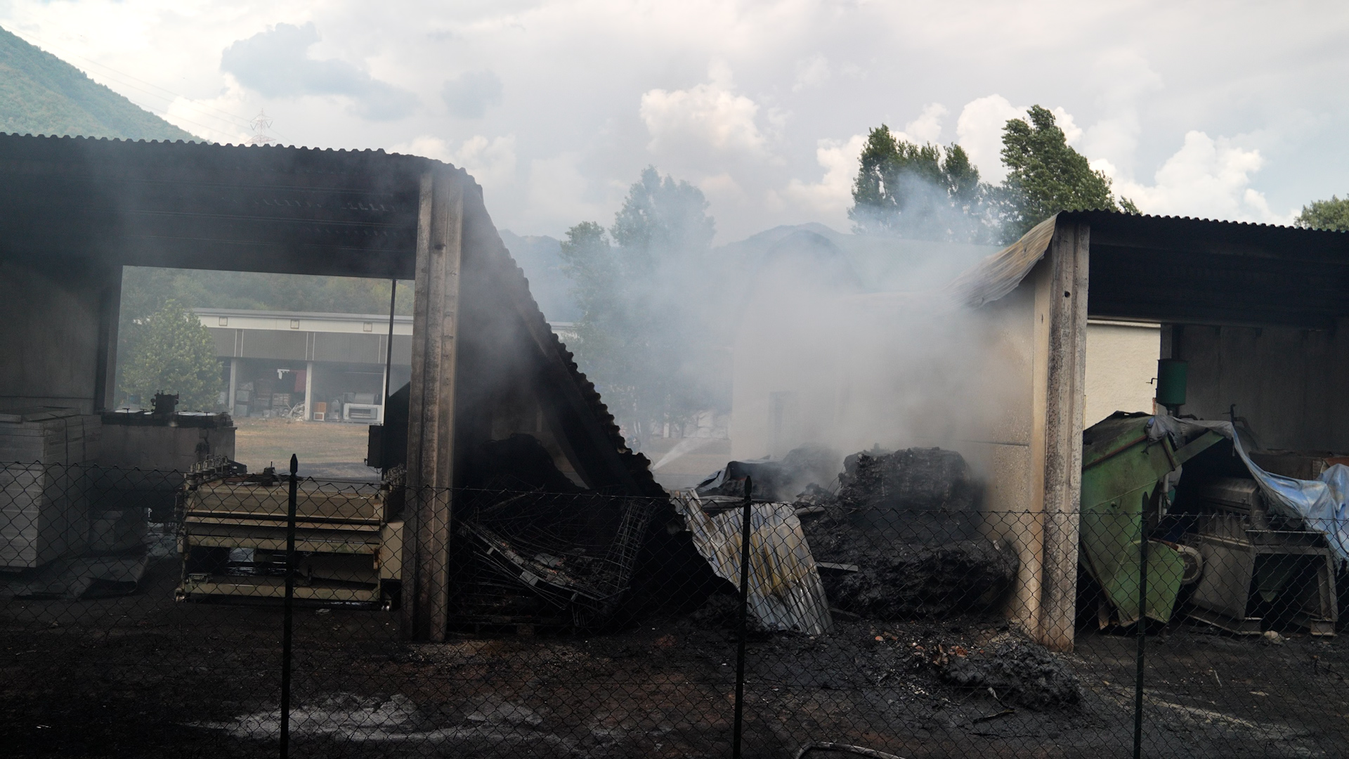 Incendio in un’azienda che ricicla plastica; indagini in corso