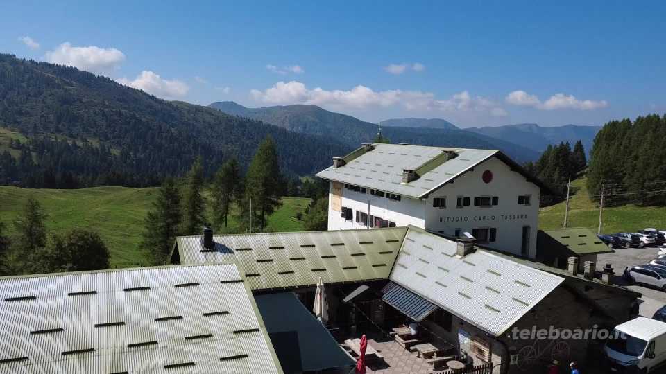 Turisti e visitatori in Bazena, a 1800 metri di quota, per fuggire dal caldo