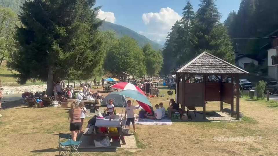Il rito della grigliata di Ferragosto tra caldo e divertimento