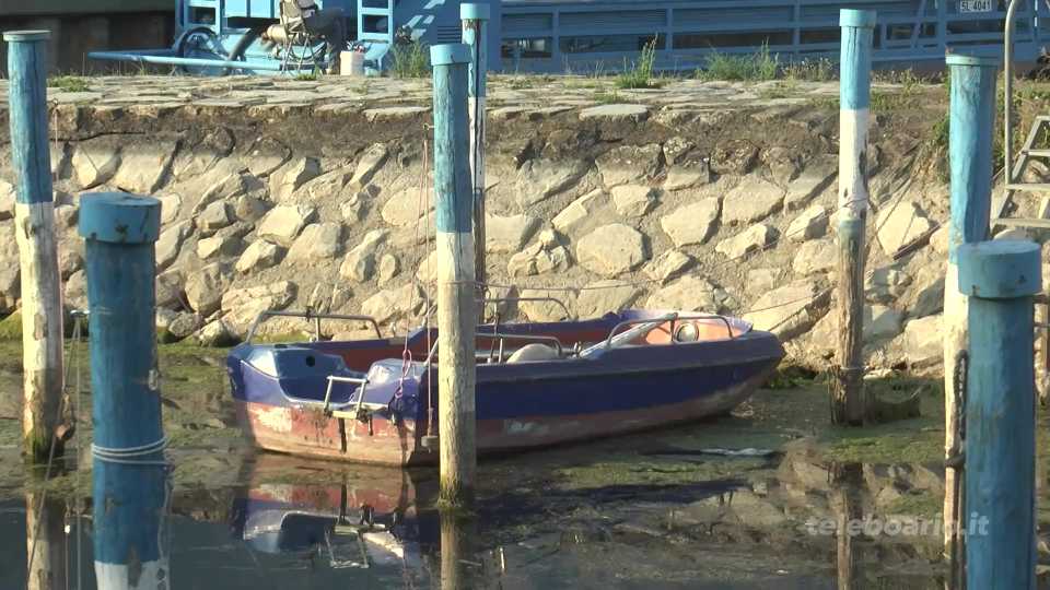 Siccità: spunta un prato sulla foce dell’Oglio