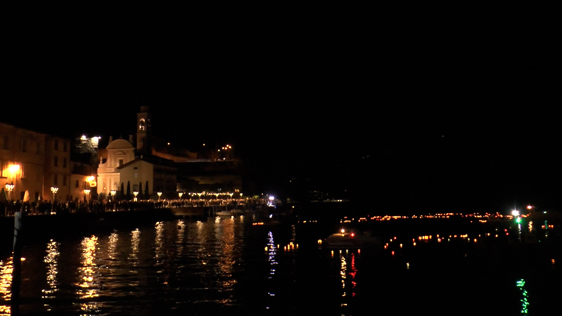 Riva di Solto, migliaia di candele illuminano il lago