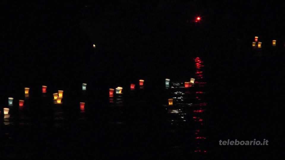 Riva di Solto, migliaia di candele illuminano il lago