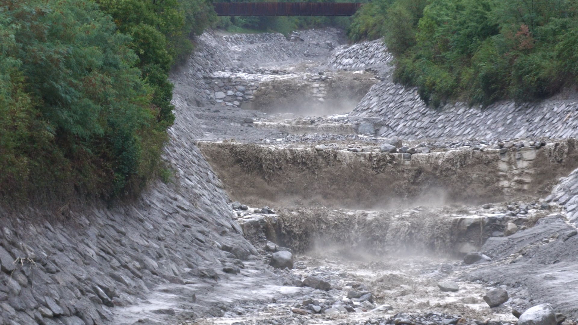 Crolla il ponte a Rino, evacuati tutti i residenti