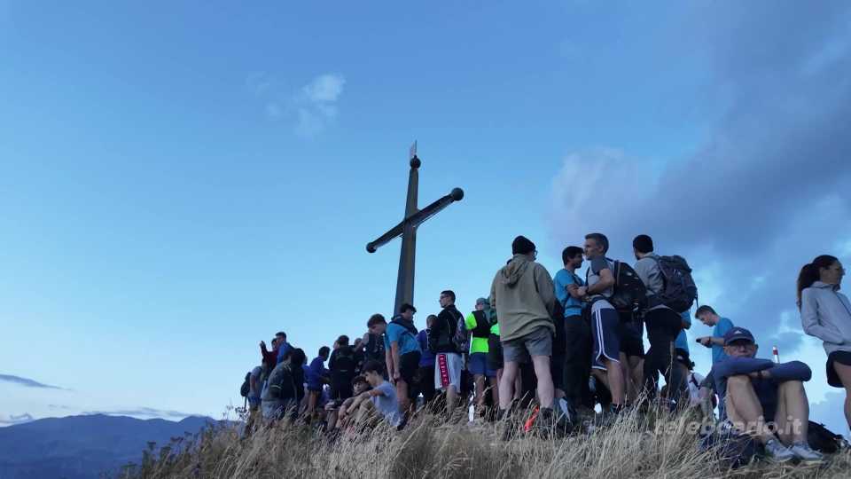 Punta Almana, la fiaccolata illumina la montagna salese