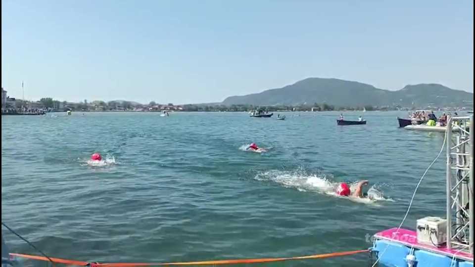 Predore-Iseo a nuoto: il più veloce è ancora Samuele Salvi