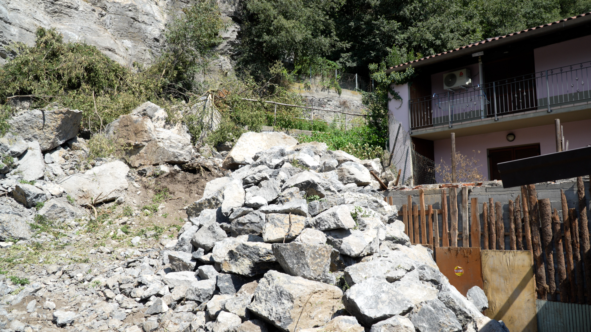 Frana via Nodari: una famiglia ancora fuori casa