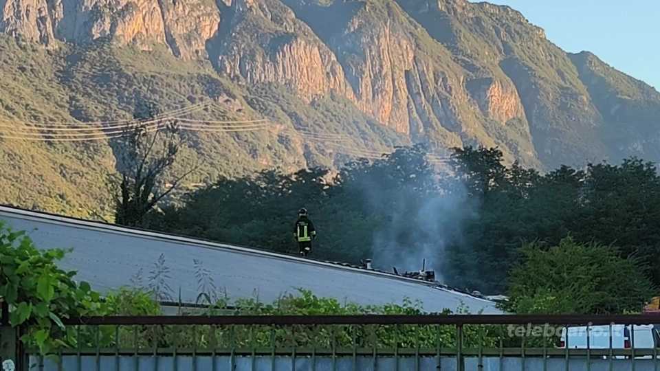 Domato un incendio in un capannone tra Gianico e Darfo