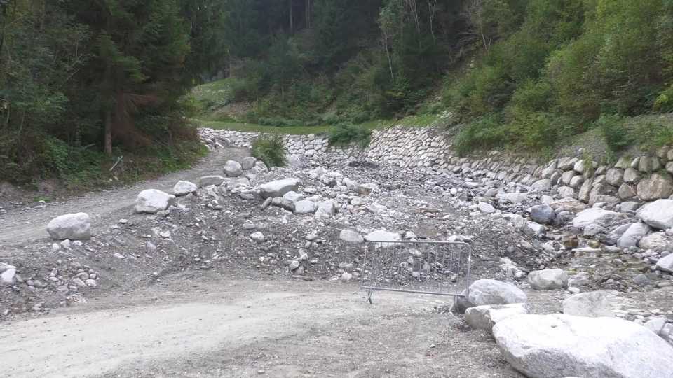 Lavori in corso per ripulire la via Valeriana dai detriti esondati dalla val Finale