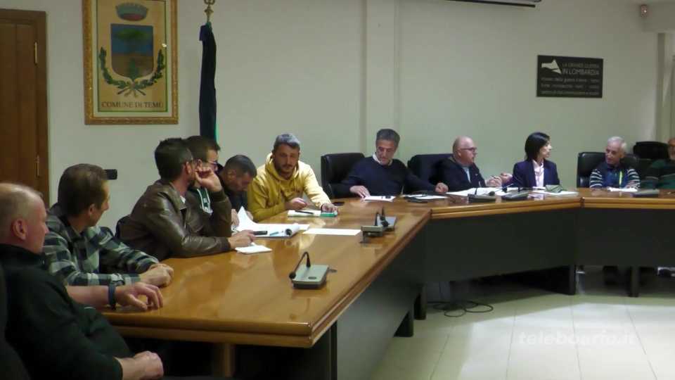Palaghiaccio in consiglio: la minoranza chiede chiarezza