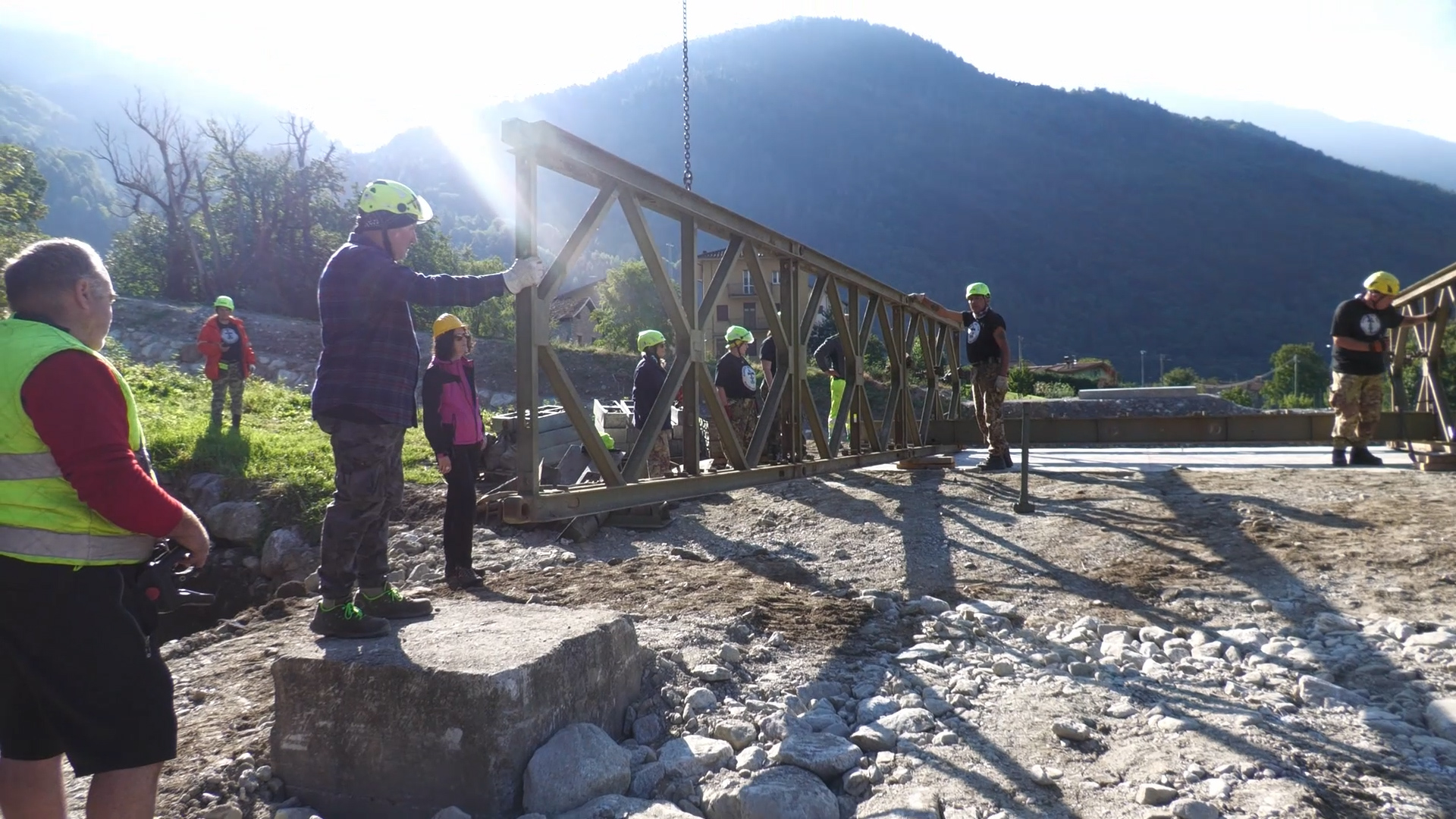 Iniziato il montaggio del ponte militare sulla val Rabbia
