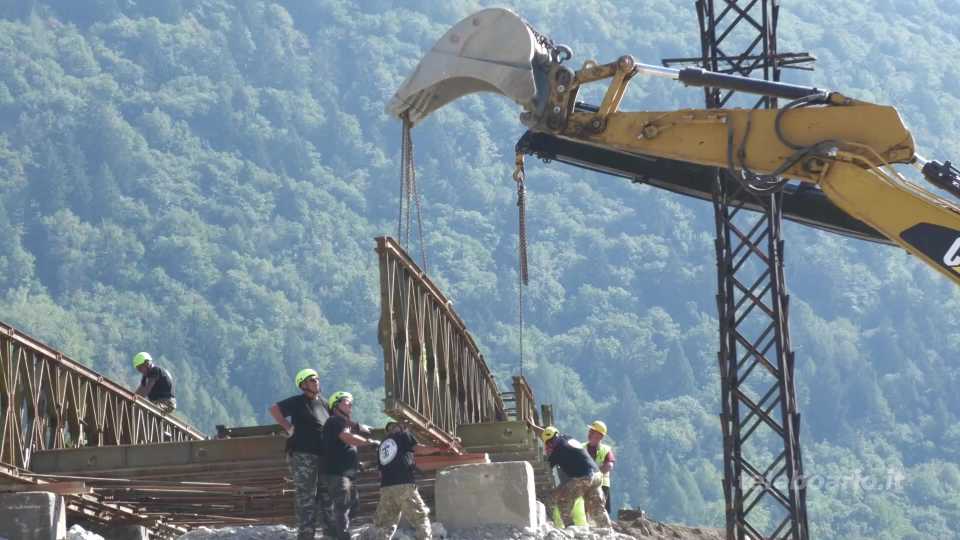Posati 24 metri dei 54 totali del ponte Bailey