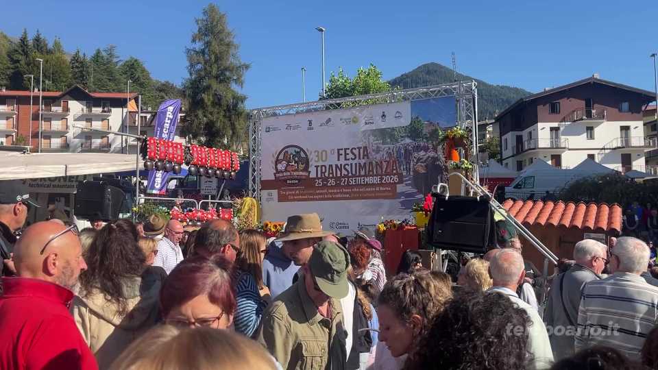 La transumanza fa 30. In migliaia per le vie del paese durante la sfilata