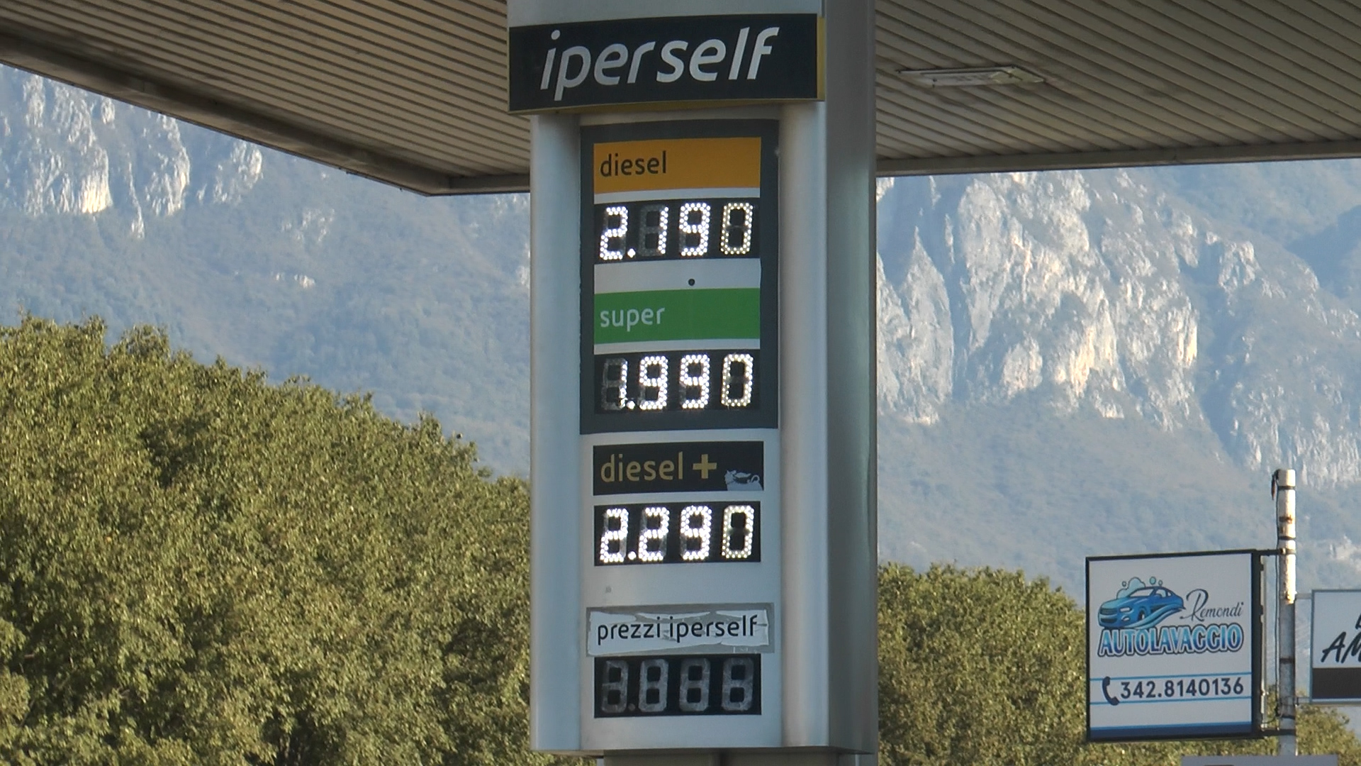Caro benzina, Eni attiva il Price Cap: coda alle stazioni camune