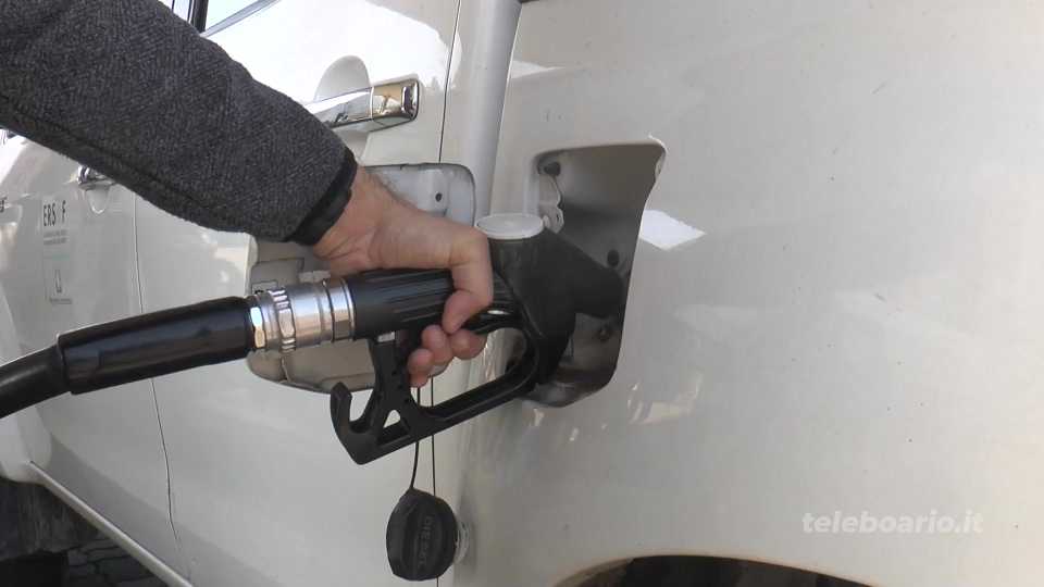 Benzina scontata, in fila per il pieno
