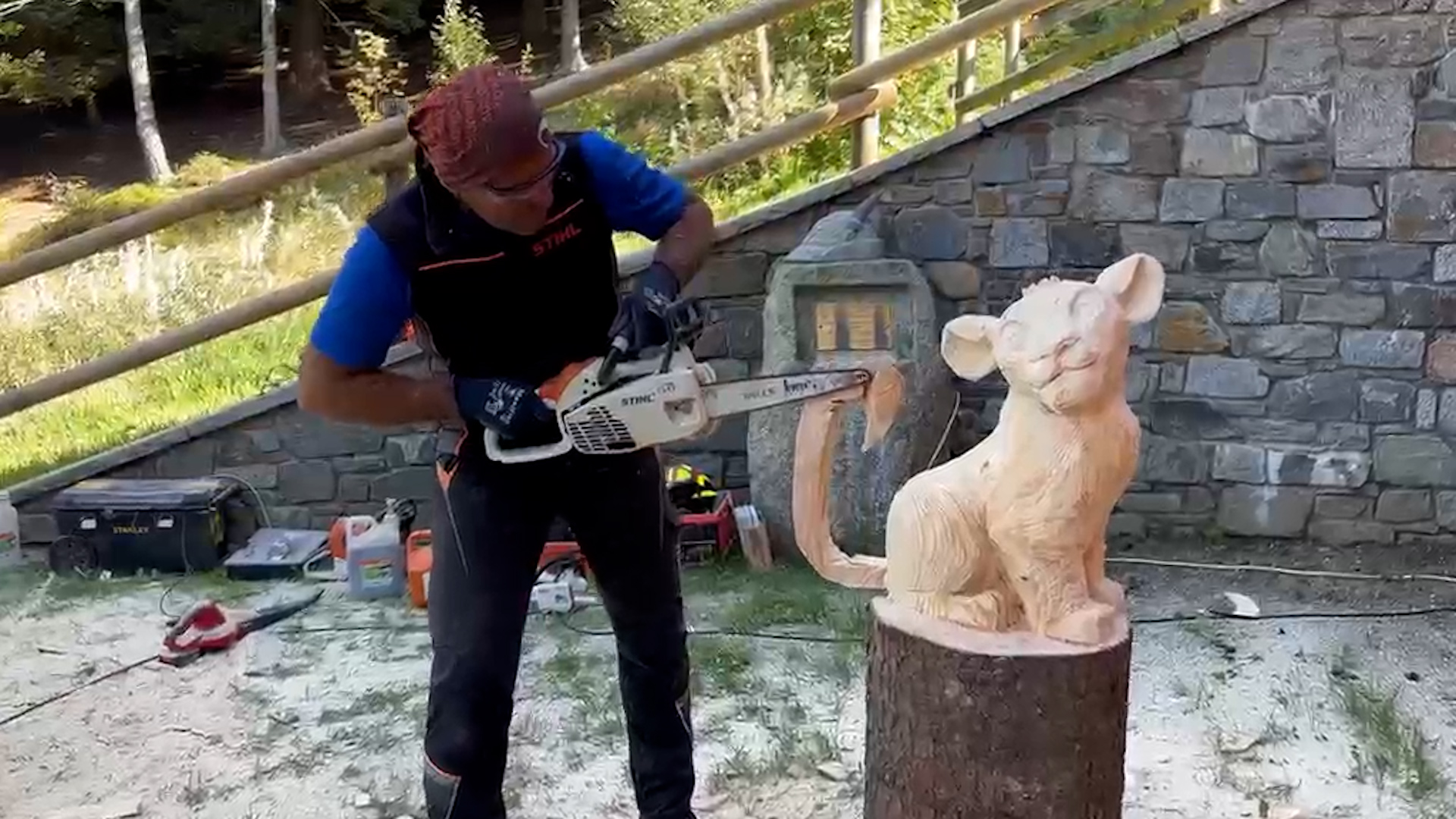 Rifugio Loa: gara di sculture in legno