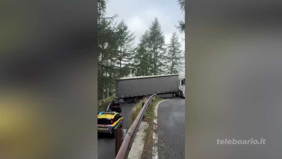 Camion incastrato blocca la strada, è il terzo in un mese e mezzo