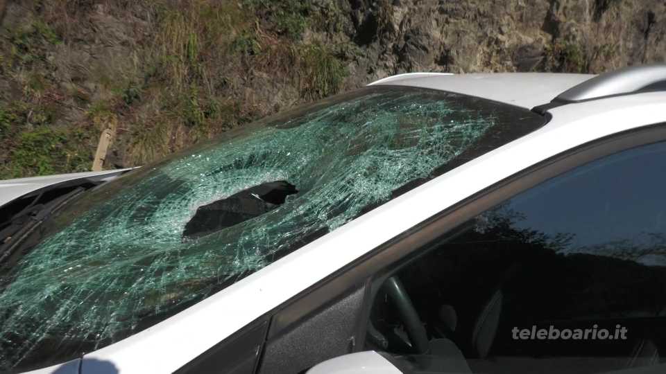 Sassi sulle auto, tragedia sfiorata al Bogn