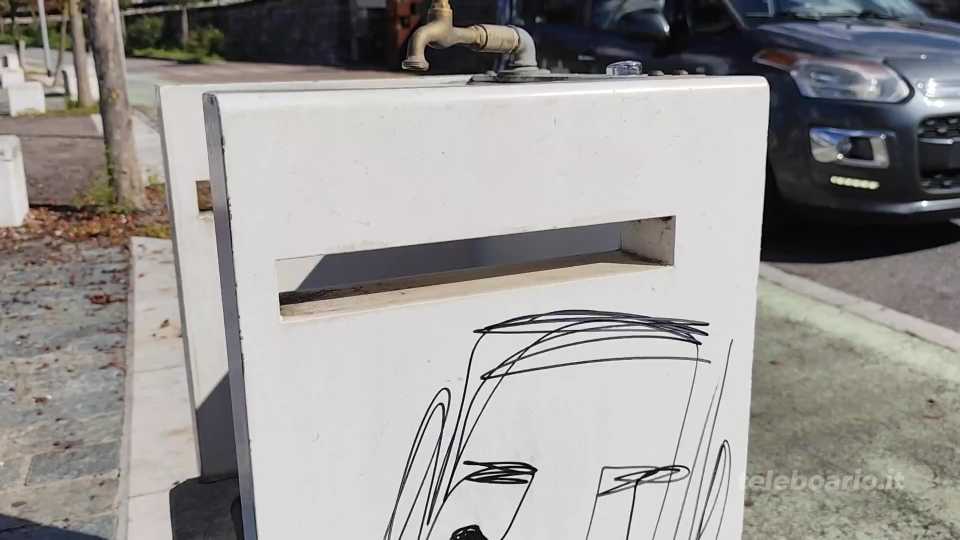 Fontane imbrattate, si cercano i colpevoli. Ma il paese si divide