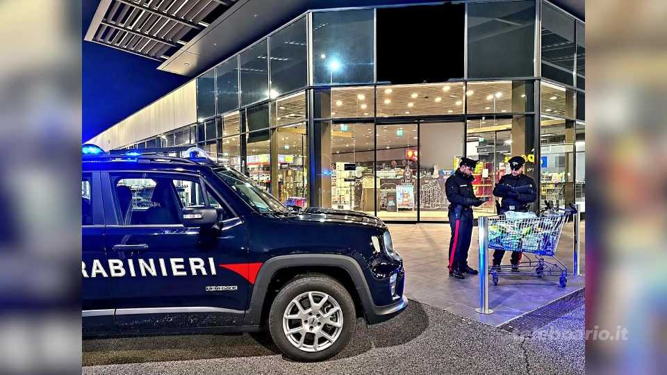 Rubano in un super, carabiniere in borghese li fa arrestare