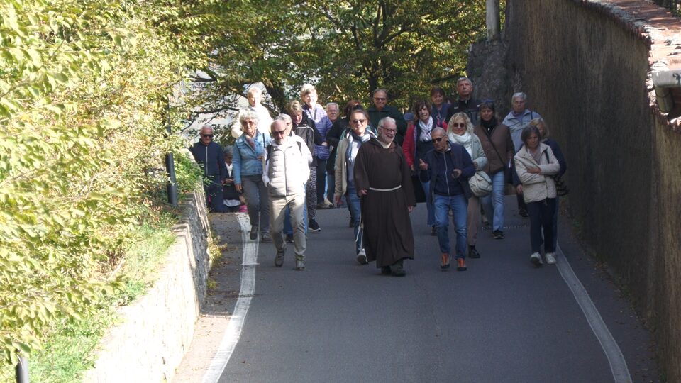 Verso il cielo, via Vigne per pedoni e ciclisti. La strada panoramica ha chiuso al traffico una mattina