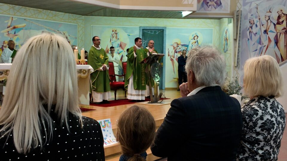 Darfo e Angolo abbracciano don Stefano Pe. Sarà anche coordinatore della pastorale giovanile