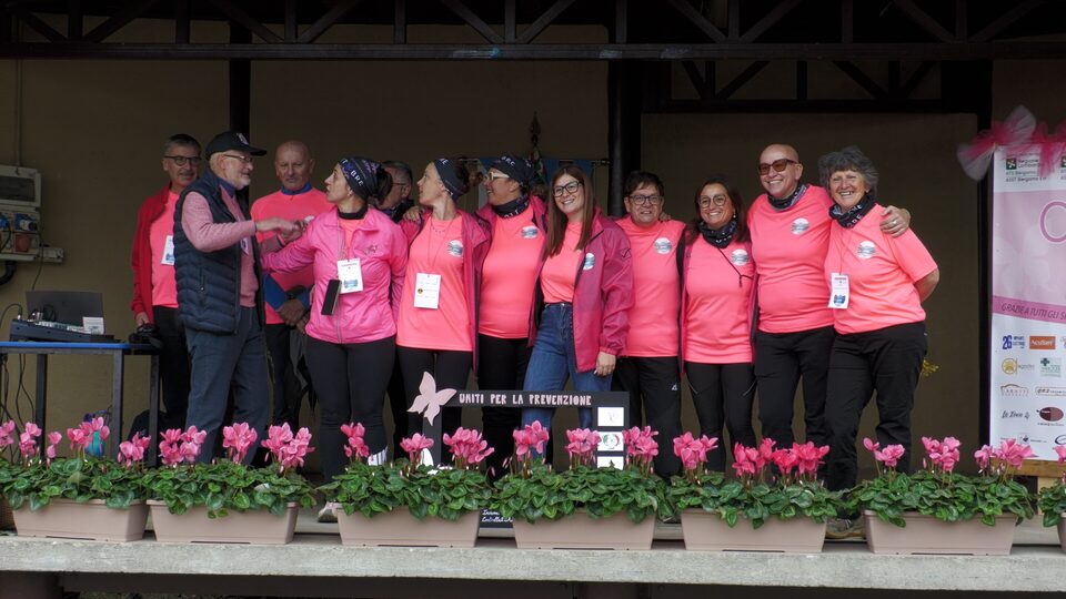 In duemila per la “camminata in rosa”