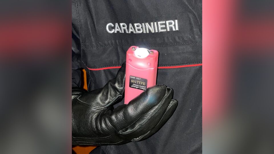 Iseo: con il Taser a scuola, deferito uno studente