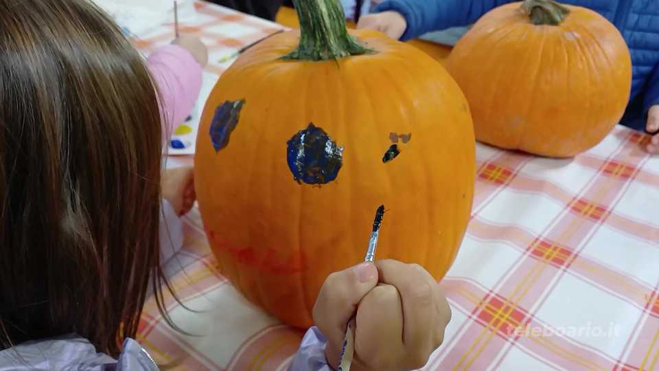 Un cammino di luce nella notte di Halloween