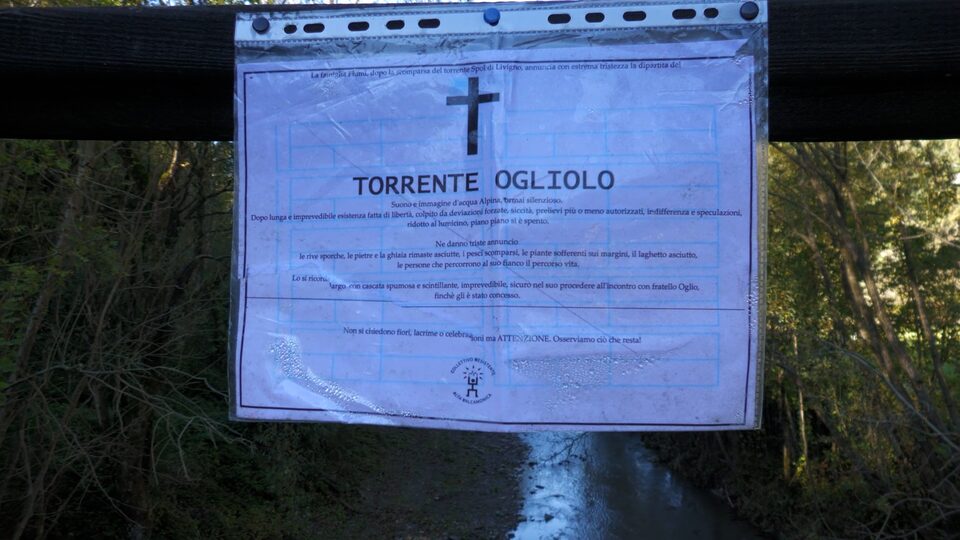 L’Ogliolo è morto, manifesti funebri lungo il corso che non c’è più