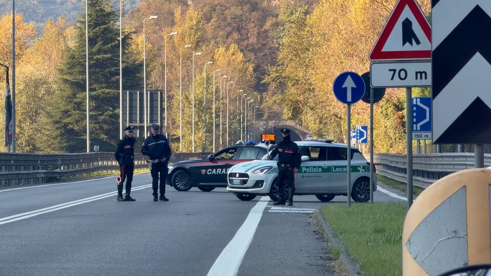 Caduta di calcinacci nella galleria di Breno: traffico in tilt