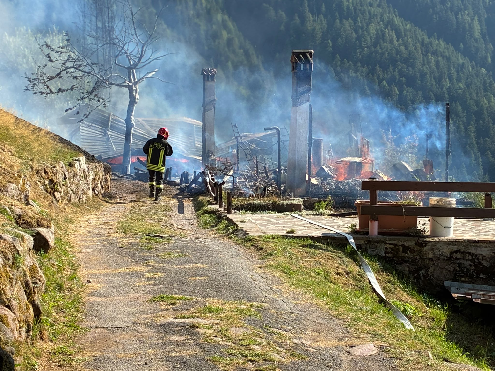 Darfo, incendio in Cervera. Distrutte due cascine