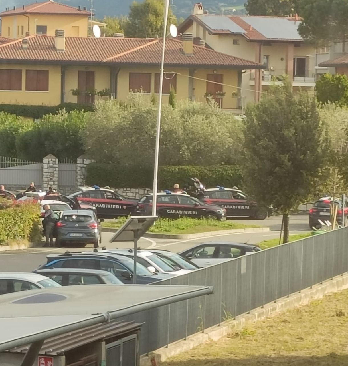 Iseo: gruppo di studenti protesta davanti alla scuola