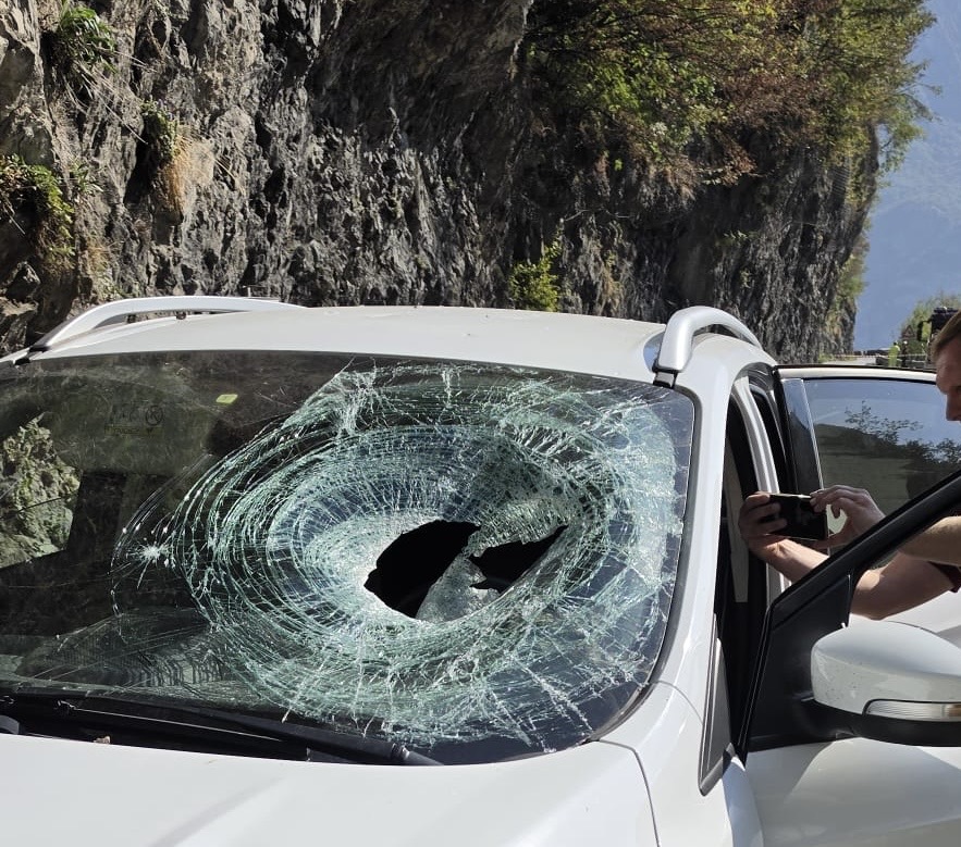 Riva di Solto – Sassi su due auto, rivierasca chiusa
